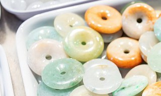 不透明的白翡翠值钱吗 白色的翡翠不值钱吗