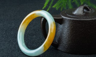 白色翡翠手镯值钱吗（白玉手镯值钱吗）