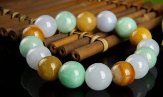 白翡翠和绿翡翠哪个好（白翡翠和绿翡翠哪个贵）