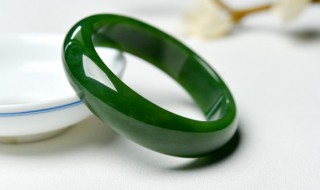 和田玉手镯和翡翠手镯哪个好（和田玉手镯和翡翠手镯哪个好?）
