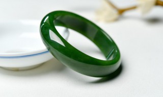 翡翠是不是越绿越好（翡翠是越绿越好吗）