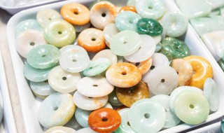 白底青翡翠原石（白底青翡翠怎么鉴别）