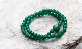 阳绿翡翠值钱吗（阳绿翡翠贵不贵）