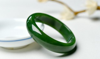 带翡翠手镯的好处 经常佩戴翡翠手镯的好处