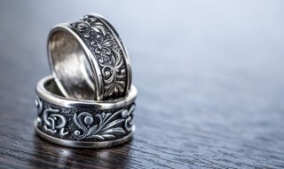 银戒指怎么辨别真假?（银戒指怎样辨别真假）