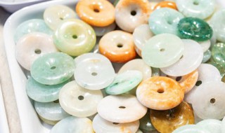 和田玉和翡翠哪个好 和田玉和翡翠哪个好保养