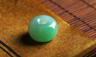 和田玉和翡翠哪个值钱（和田玉和翡翠有什么区别哪个价格高）