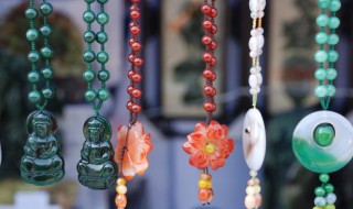 长期佩戴翡翠的好处（佩戴翡翠的功效与作用）