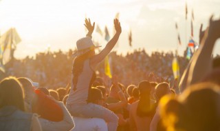回族的主要节日 回族的主要节日有俗称三大节日的开斋节圣纪节