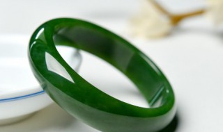 翡翠手镯有裂纹就不值钱吗（买有裂纹的翡翠玉镯好吗）
