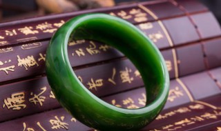 玉和翡翠哪个对身体好（玉和翡翠哪个对身体好?）