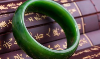 黄翡翠和绿翡翠哪个好 黄翡翠和绿翡翠哪个好?