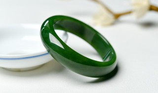 男士带翡翠好还是和田玉好 男士牌子选和田玉好还是翡翠玉好