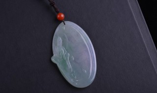 人带翡翠吊坠的好处（带翡翠挂坠对身体好吗）