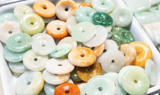 铁龙生翡翠值钱吗（铁龙生与翡翠的价格区别）