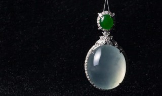 女人戴翡翠吊坠的好处（女人佩戴什么翡翠吊坠好）