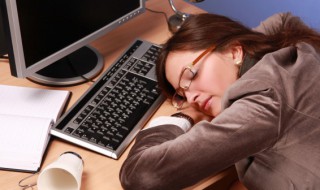 梦见被女人追赶（梦见被女人追赶拼命逃跑）