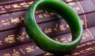 翡翠深绿好还是浅绿好（翡翠深绿好还是浅绿好?）