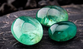 翡翠阳绿好还是辣绿好 翡翠阳绿贵还是辣绿贵