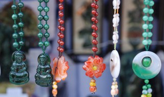 和田玉好还是翡翠 和田玉好还是翡翠好? 哪个比较贵一点啊?