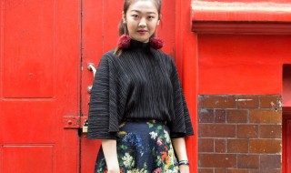 怎么穿着小黑裙（小黑裙如何穿出时尚感）