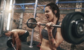 训练动作做不下来怎么办(力量训练做不动怎么办)