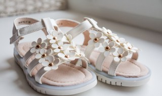 怎么清洁凉鞋（凉鞋脏了怎么清理干净）