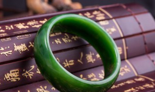 翡翠手镯带着会变色吗（翡翠手镯戴久了会变色吗）