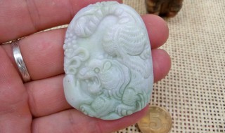 翡翠有黑点算次品吗（翡翠里面有黑点是不是就很便宜）