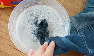 怎么防止衣服上的亮粉脱落 衣服掉亮粉怎么清理