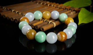 翡翠会有划痕吗（翡翠上面有划痕是怎么回事）