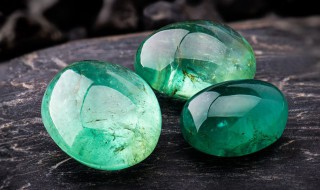 翡翠手镯容易碎吗（翡翠手镯容易摔碎吗）