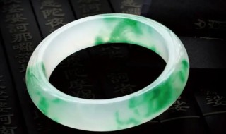 翡翠手镯有裂痕能带吗（翡翠镯子有裂痕能带吗）