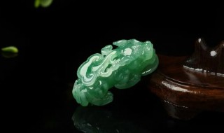 翡翠是石头吗（翡翠是不是石头的一种）