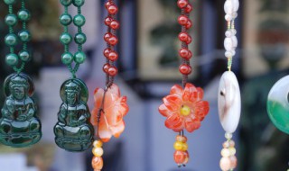 七彩云南的翡翠是真的吗（七彩云南翡翠卖的贵吗）