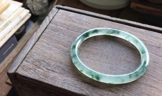 翡翠跟玉哪个贵（翡翠贵还是玉贵）