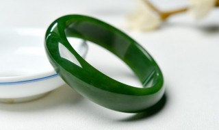 翡翠和玉一样吗 玉跟翡翠是一样的吗