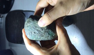 钠长石玉是翡翠吗（钠长石玉手镯值钱吗）