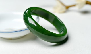 翡翠可以用牙膏清洗吗（用牙膏洗翡翠）
