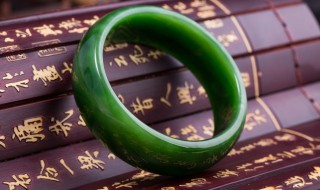 翡翠手镯能戴着洗澡吗（翡翠手镯不能戴着洗澡吗）