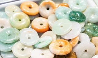 翡翠比玉贵吗（玉比翡翠哪个比较贵）