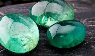 翡翠属于玉石吗（翡翠属于玉吗?）