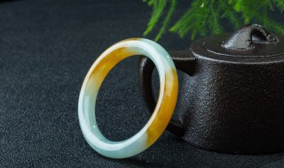 翡翠手镯易碎吗（翡翠手镯容易摔碎吗）