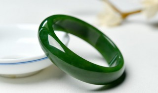 翡翠飘绿贵吗（飘绿的翡翠手镯咋那么贵）
