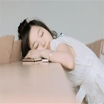 女人趴着睡的危害