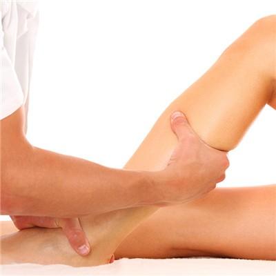 小腿上出现红色块是为什么该怎么办