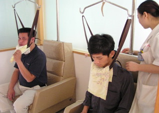 现在出现颈椎病，该怎么治疗？