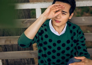 眼睛进飞虫或者沙尘应该怎么办