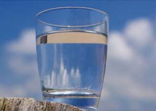  胃部胀气 喝杯水可缓解