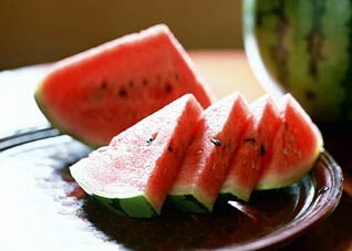 过食冰西瓜会伤及脾胃致消化不良
